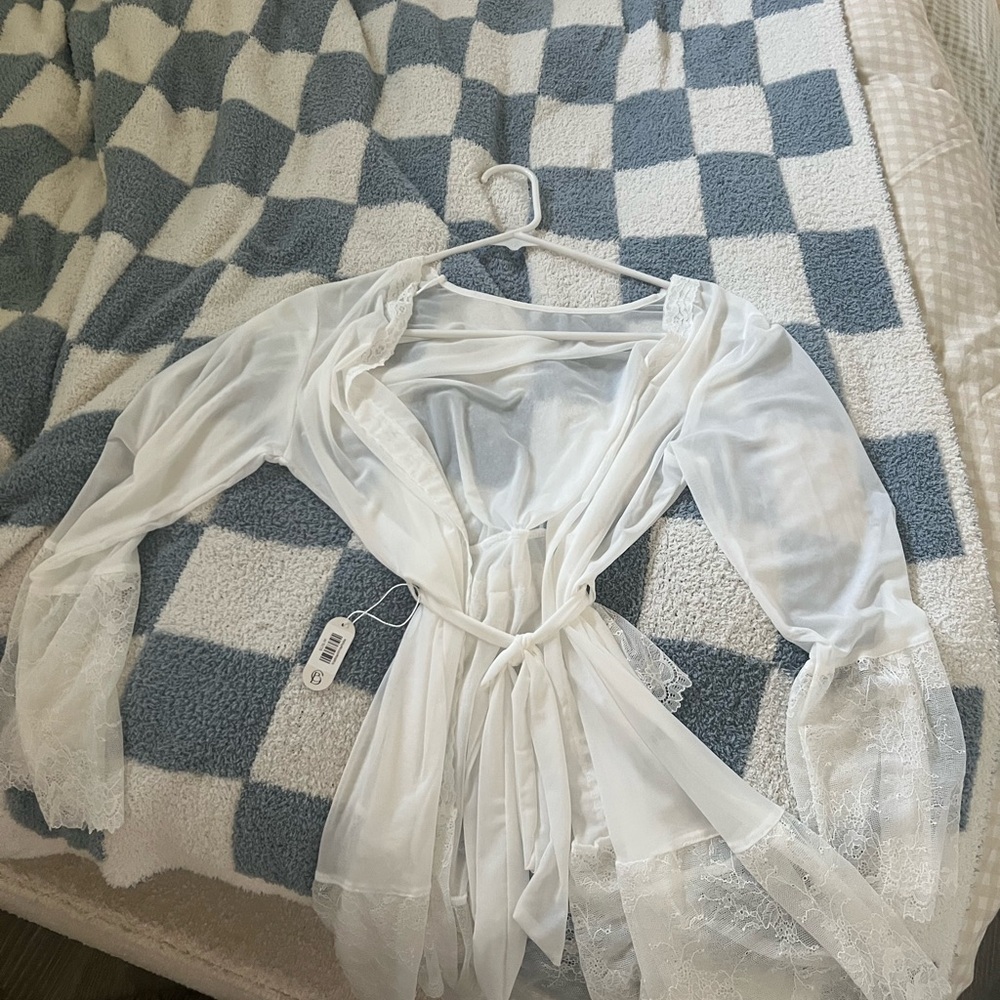 Cloud BLVD white lace bridal robe - Picture 2 of 2